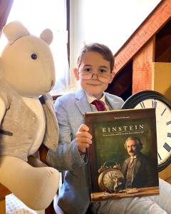 Louic van De lezertjes toont Einstein van Torben Kuhlmann