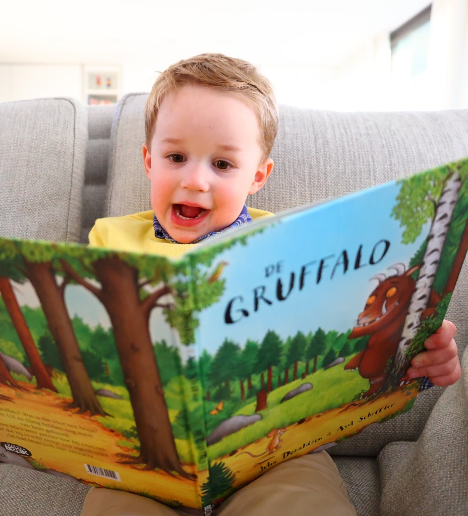 Jérôme leest voor uit De Gruffalo van Julia Donaldson.