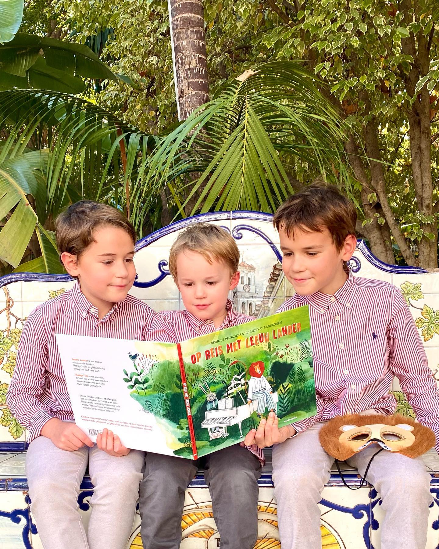 De lezertjes lezen voor uit het prentenboek Op reis met Leeuw Lander van Reine De Pelseneer